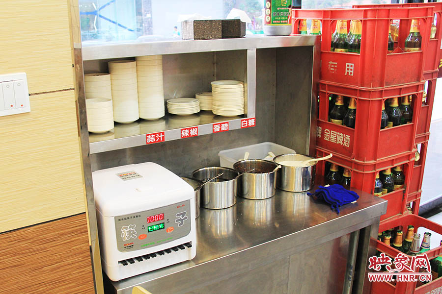 調(diào)料、小碟、餐具也都被放在另一張單獨(dú)的桌子上,需要用餐者“自助”。