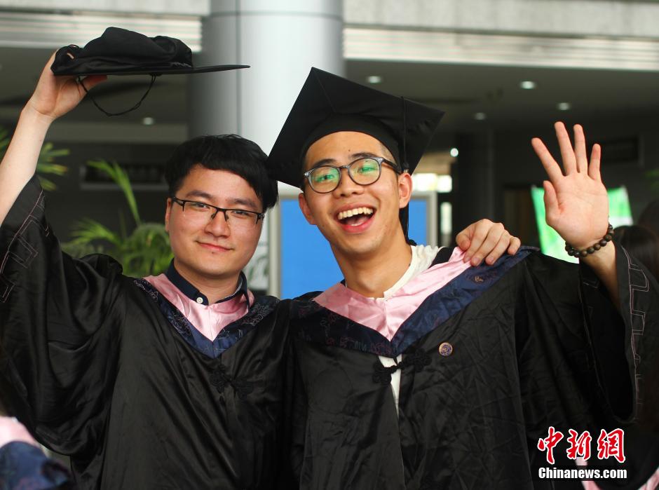 6月6日，浙江理工大學的畢業(yè)生們在校園中以賣萌、搞怪等獨具青春特色的方式告別大學生涯。中新社發(fā) 李晨