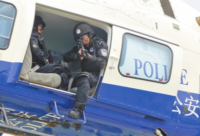 遇緊急情況，機載狙擊手可實施對地打擊。