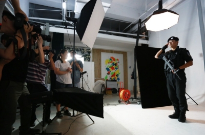 拍起大片來，特警也是一絲不茍。