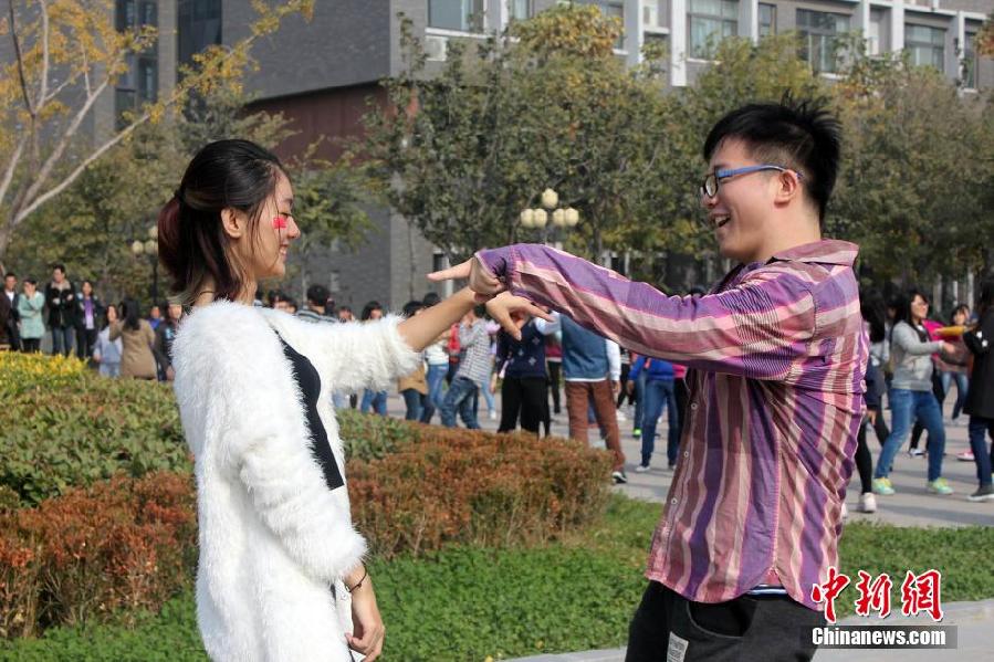 11月11日，河南財(cái)經(jīng)政法大學(xué)校園內(nèi)，300名在校大學(xué)生在上演了一出“光棍”也瘋狂的“快閃”大戲。