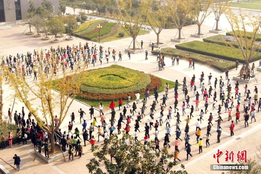 11月11日，河南財(cái)經(jīng)政法大學(xué)校園內(nèi)，300名在校大學(xué)生在上演了一出“光棍”也瘋狂的“快閃”大戲。