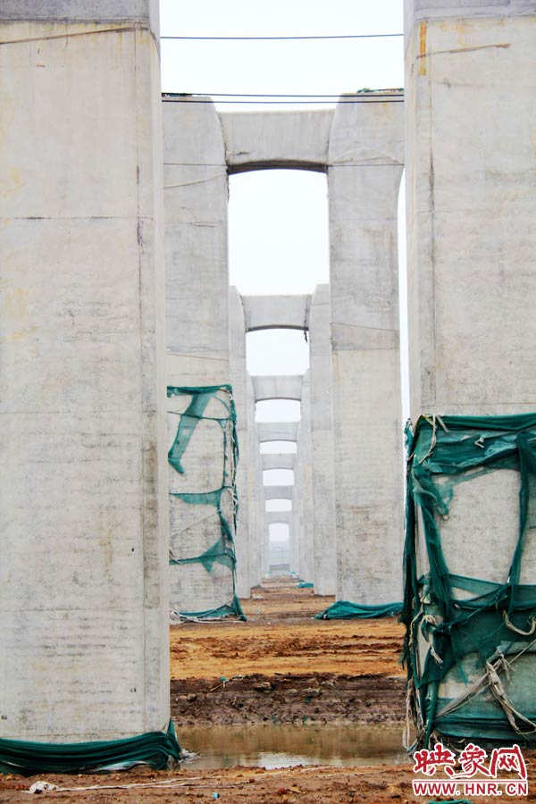 目前附近居民認為“照目前的施工狀況看，年底主體完工已不太可能”。