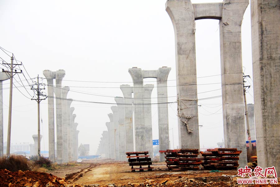 南北方向已架起數(shù)百根橋墩，一眼望不到邊際。