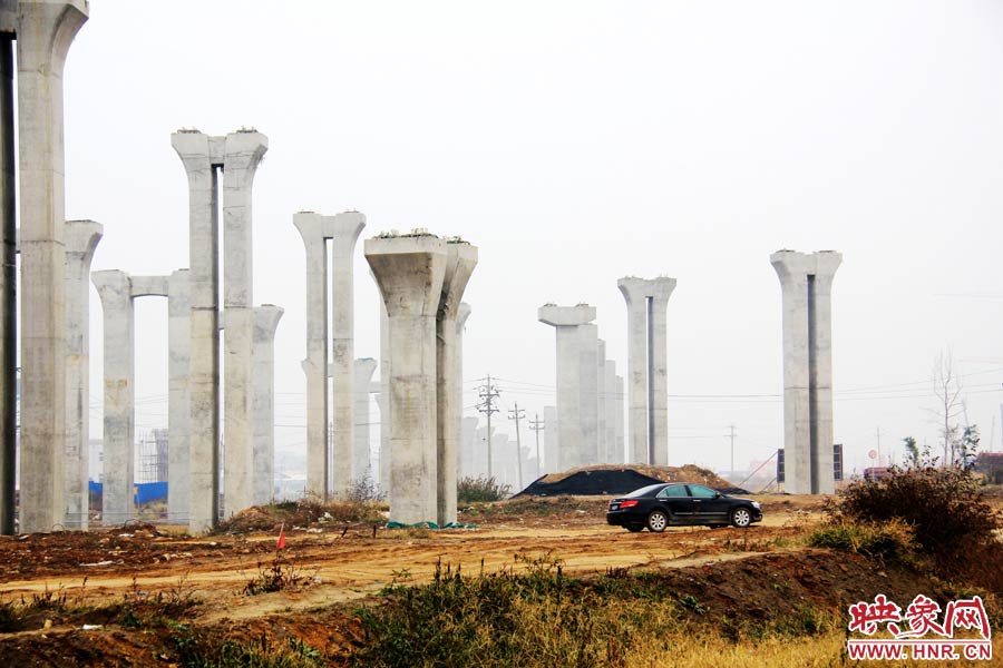 施工項目部偶爾會有車輛來往。