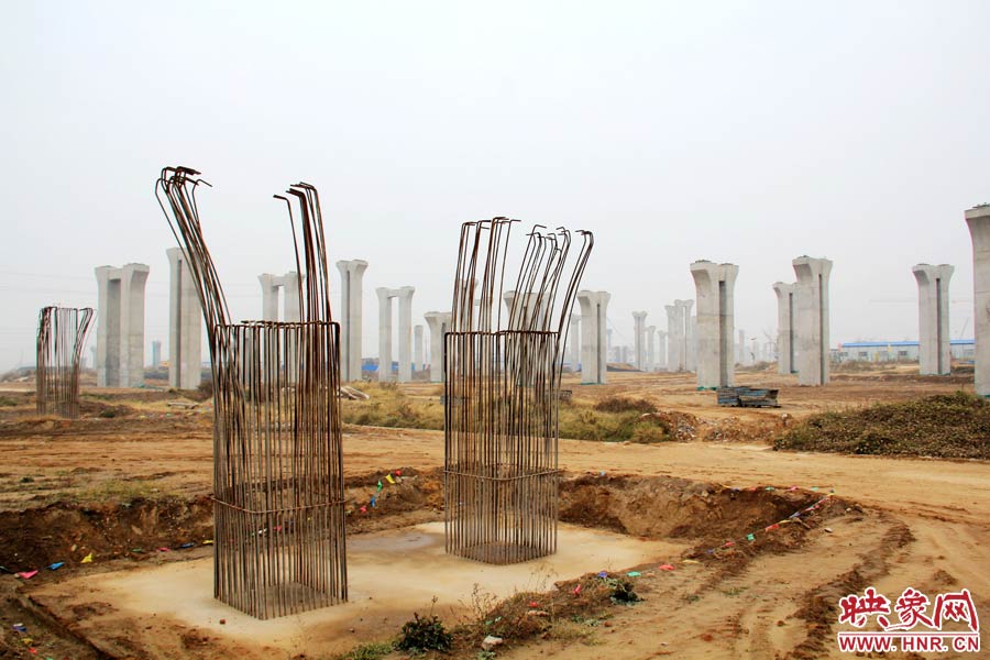 位于鄭州市南四環(huán)的京廣快速路南延工程已經(jīng)停工數(shù)月，現(xiàn)場幾百根橋墩已經(jīng)架起，場面甚是“震撼”。