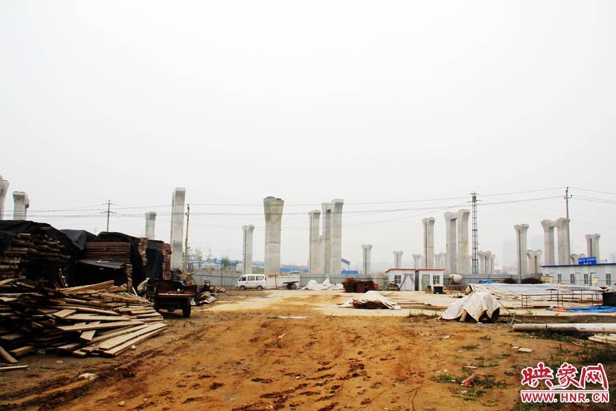 項目已經(jīng)停工數(shù)月，施工工地上很難見到工人，設(shè)備也很少。