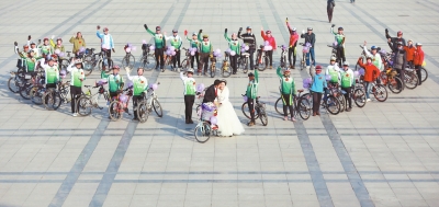 騎友們圍成一個(gè)“心”形，郝幸福在心尖上深情地親吻著新娘。