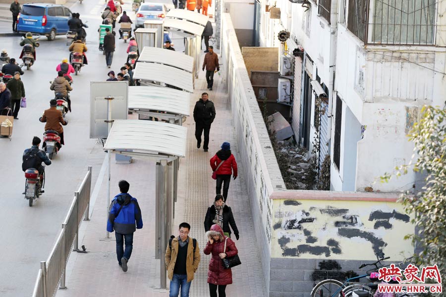 墻內(nèi)扔著垃圾，墻面上涂滿了牛皮癬小廣告，異常顯眼。