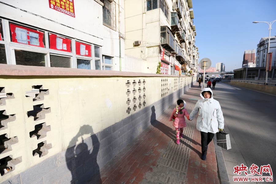 市民從墻外走過(guò)。