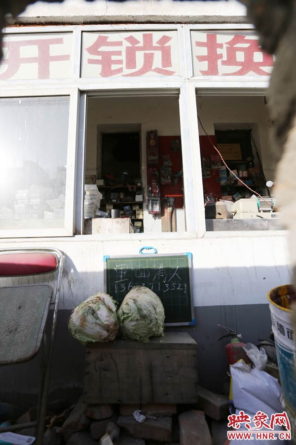 一家開鎖的商戶掛了一個(gè)牌子，上面寫著“里面有人”，提醒市民這里正常營(yíng)業(yè)。