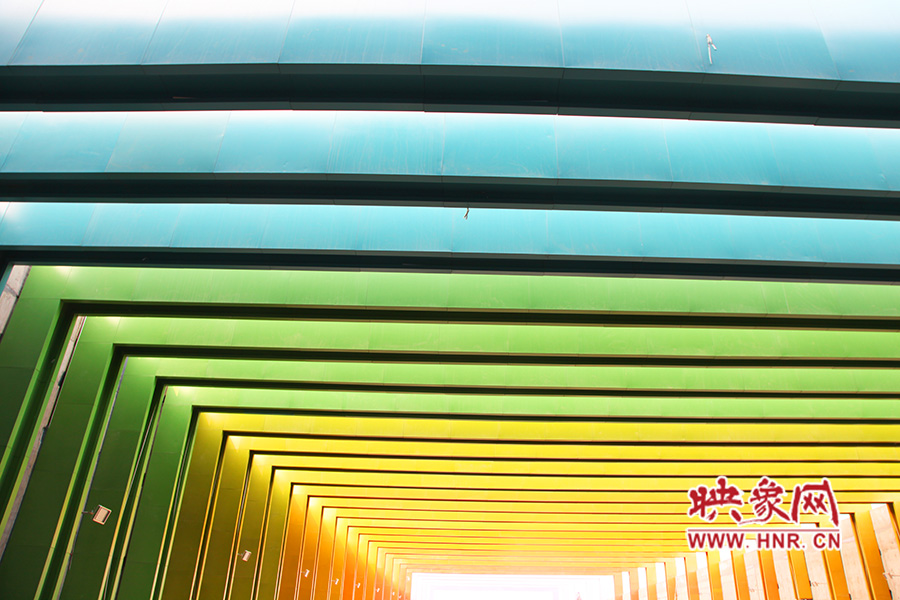 線條的明暗變化令人感覺(jué)夢(mèng)幻般神奇。