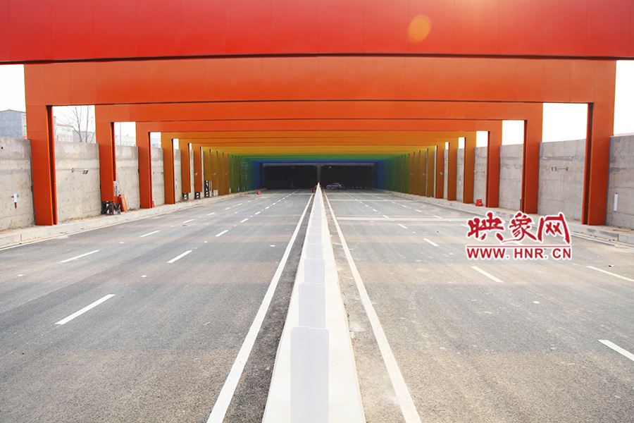 記者駕車體驗(yàn)。