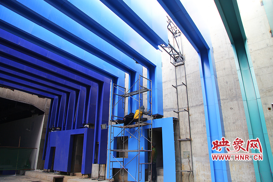 工人還在緊張施工。