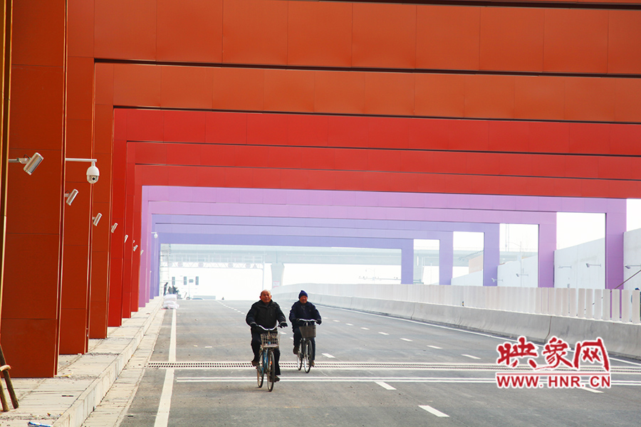 兩位老人騎自行車通過(guò)。