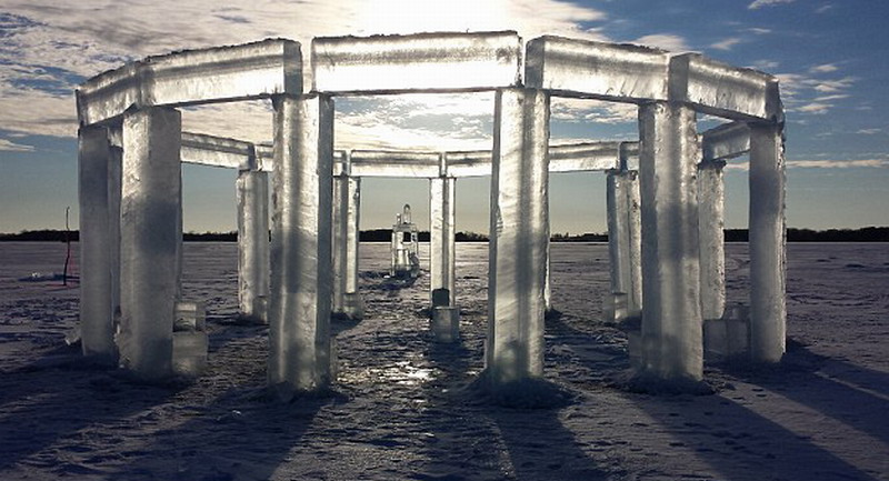 5名美國人制造冰柱版巨石陣。（網(wǎng)頁截圖）