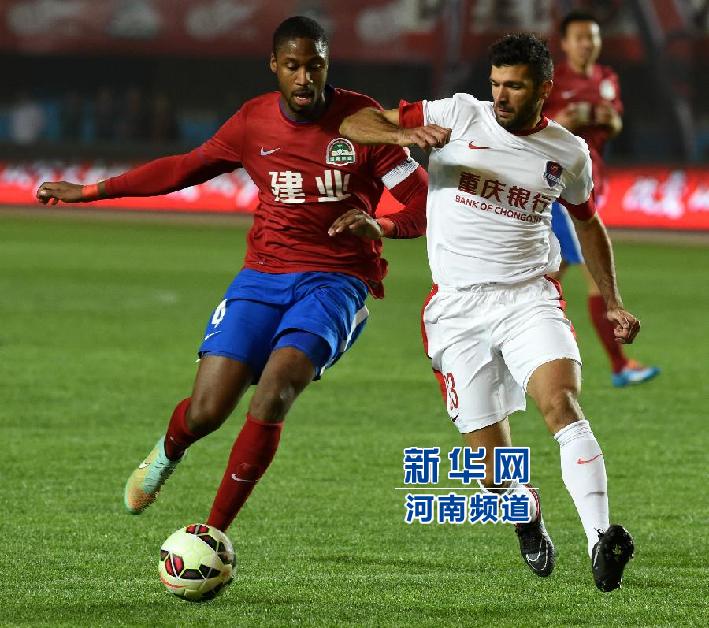河南建業(yè)隊(duì)隊(duì)員戈麥斯（左）與重慶力帆隊(duì)隊(duì)員吉利奧蒂在比賽中拼搶。
