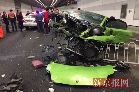 一輛蘭博基尼與一輛法拉利發(fā)生事故，現(xiàn)場狀況慘烈