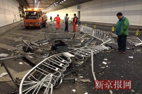 一輛蘭博基尼與一輛法拉利發(fā)生事故，現(xiàn)場狀況慘烈