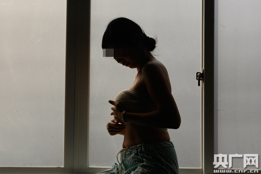 將挑戰(zhàn)國內最大的600cc隆胸假體，誓要成為“中國最胸辣媽”。