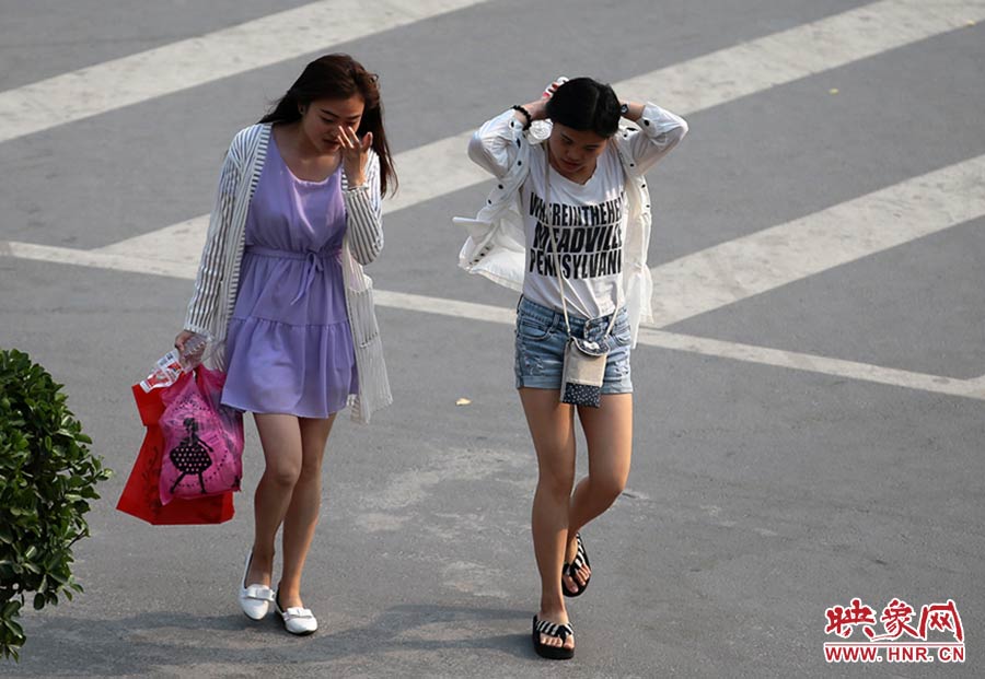 太熱了，還是把頭發(fā)扎起來