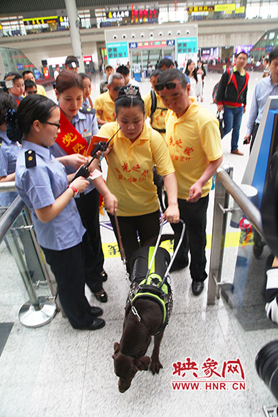 檢票進(jìn)站。