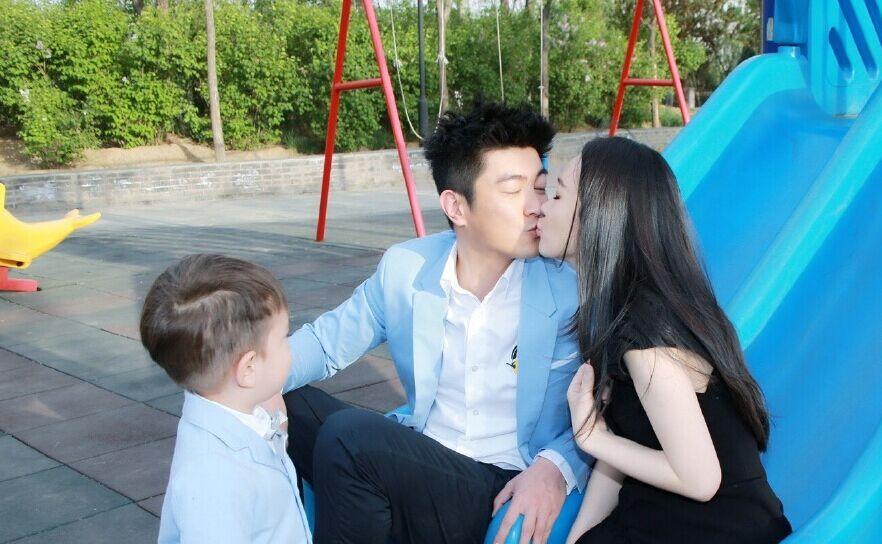 霍思燕與老公親吻,兒子看呆。霍思燕附言:“超級愛你們!520快樂!”