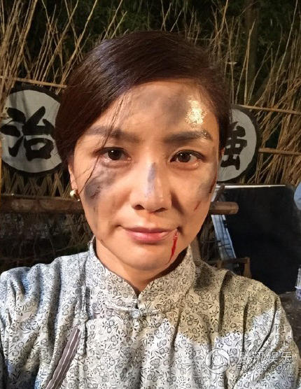 胡可曬出滿面塵土的自拍并向老公沙溢撒嬌道:“好吧,改一下,他日若我如此,你可還會愛我?@沙溢?！? width=