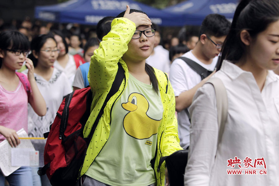 鄭州回中考點(diǎn)，考生輕松入場(chǎng)。