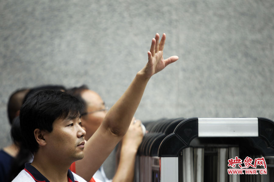 6月7日，鄭州回中考點(diǎn)?！昂?，我在這兒！”一名家長(zhǎng)招呼自己的孩子