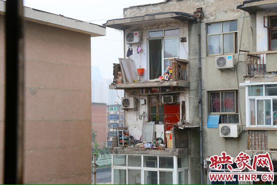 樓上多處陽(yáng)臺(tái)出現(xiàn)裂縫，隨時(shí)有掉落危險(xiǎn)