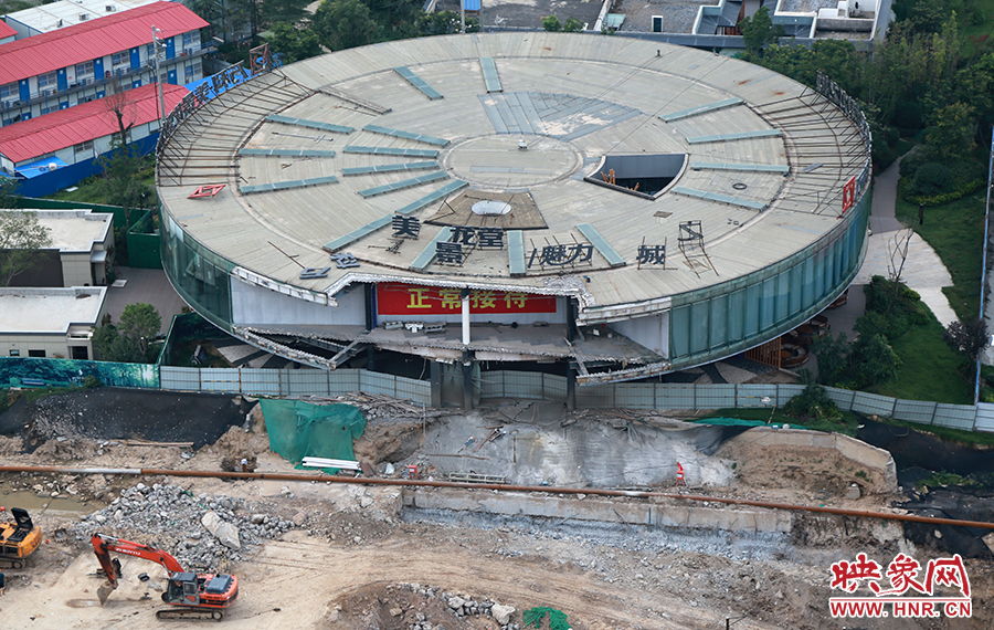 售樓部被拆掉一個(gè)角，仍在正常使用