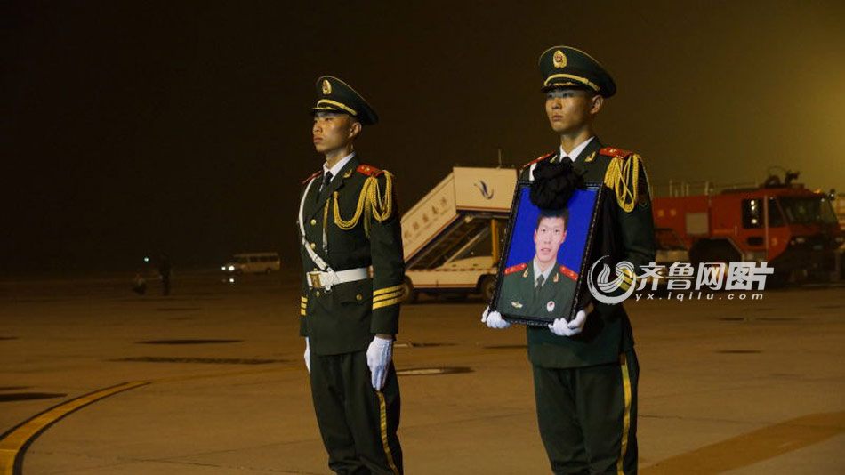 張楠烈士靈柩回國迎接儀式現(xiàn)場 張楠烈士靈柩回國迎接儀式現(xiàn)場