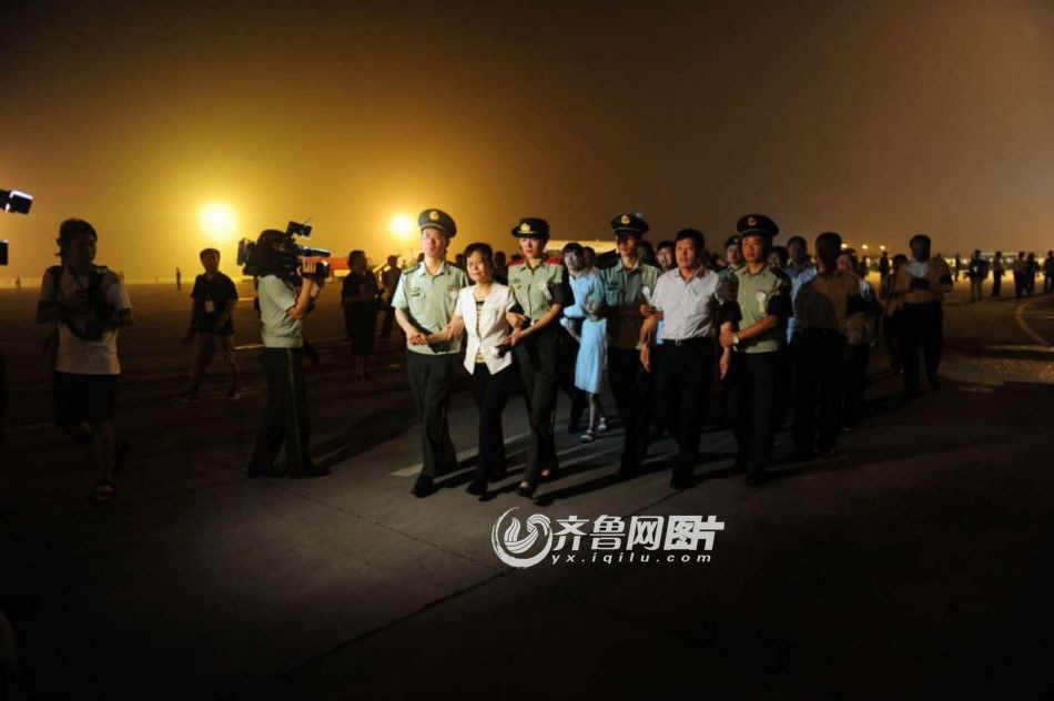 張楠烈士靈柩回國迎接儀式現(xiàn)場 張楠烈士靈柩回國迎接儀式現(xiàn)場