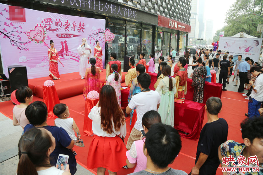 活動現(xiàn)場，聚集了大量圍觀群眾。