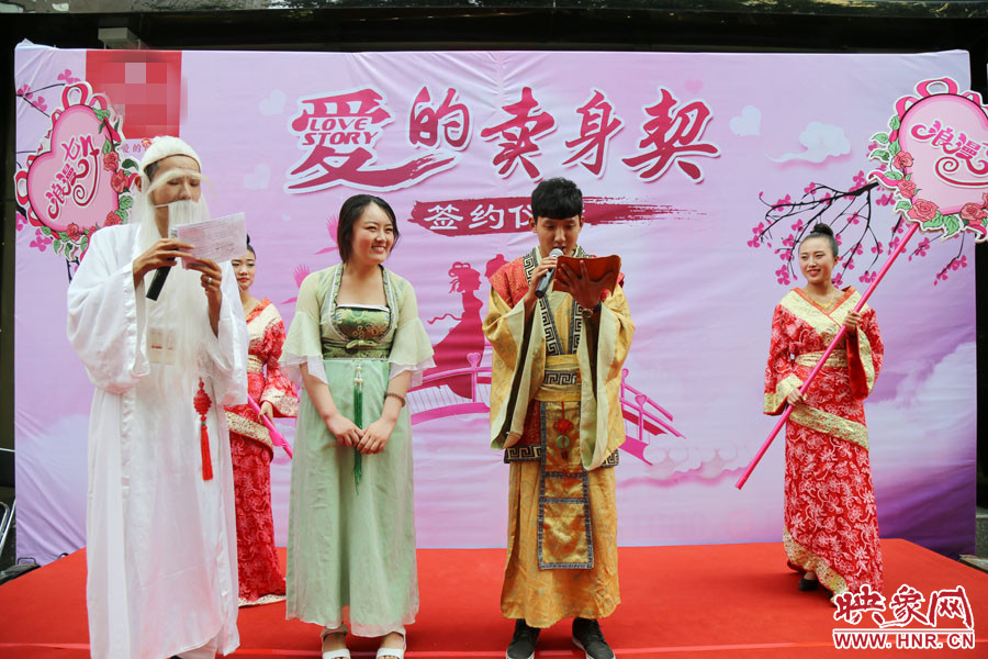 男子現(xiàn)場宣讀“賣身契”的內(nèi)容，讓大家作證。