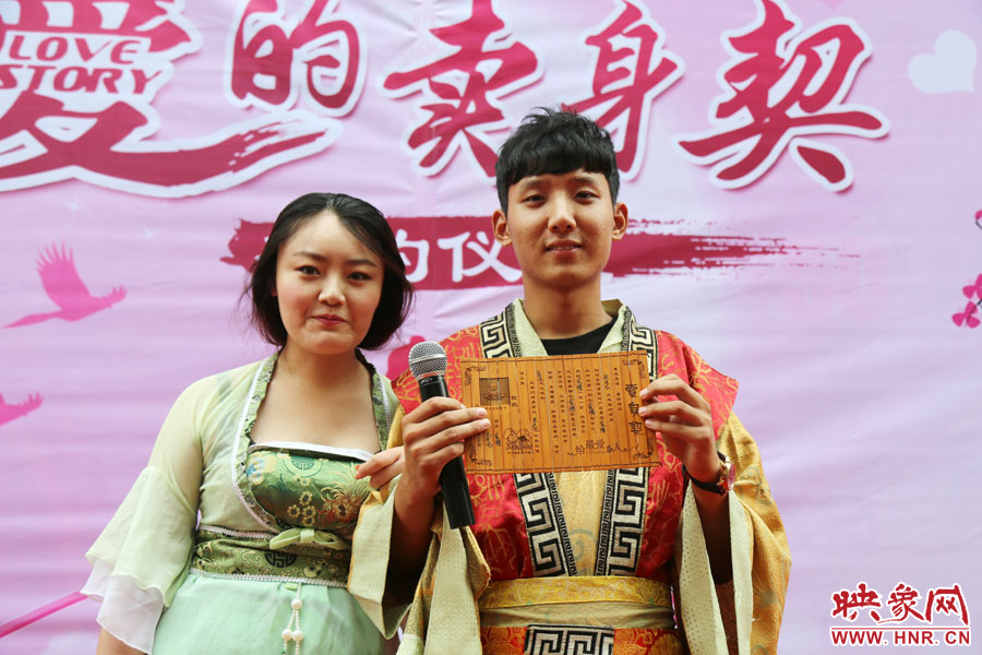 現(xiàn)場的8名男子異口同聲地表示，如違反此契約，可以接受處以極刑。