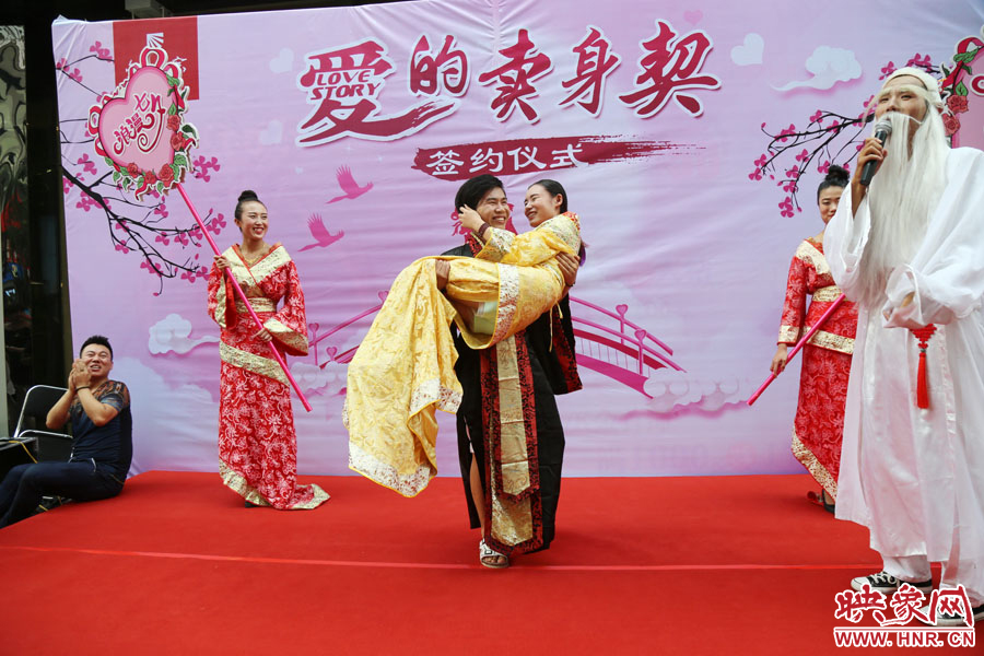 一名男子將女友抱起。