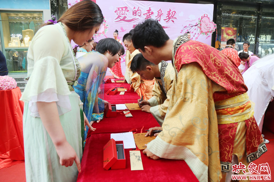 在“月老”的見證下，8名男子簽下代表真摯愛情的“賣身契”。