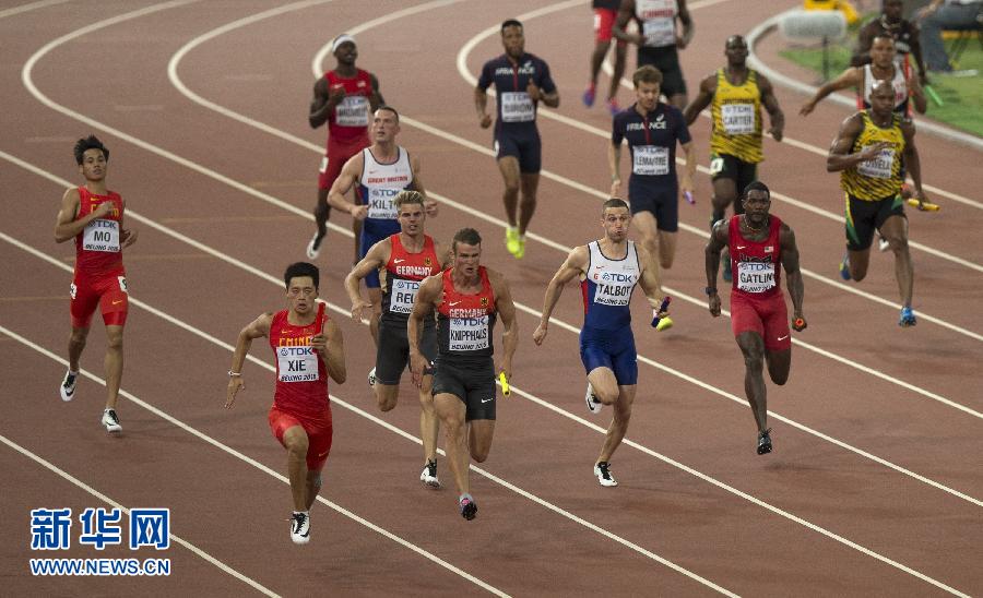 中國隊選手謝震業(yè)（左前）在比賽中。