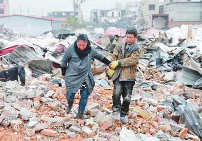 腳下是曾經(jīng)的公司，王琳夫婦內(nèi)心十分悲痛