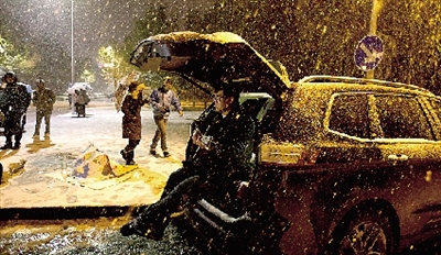 彈琴彈到手指都沒知覺了，還在一首又一首地唱。