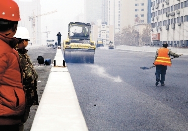 昨日農(nóng)業(yè)路高架第八標(biāo)段已經(jīng)開始鋪設(shè)瀝青。