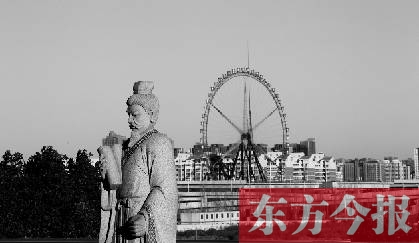 16日，從中原福塔基座平臺(tái)看向世紀(jì)歡樂園的景象