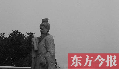 23日，從中原福塔基座平臺(tái)看向世紀(jì)歡樂園的景象