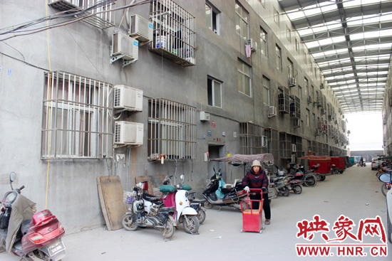 三棟居民樓沒有任何手續(xù)，沒有房產(chǎn)證，售價超級低。