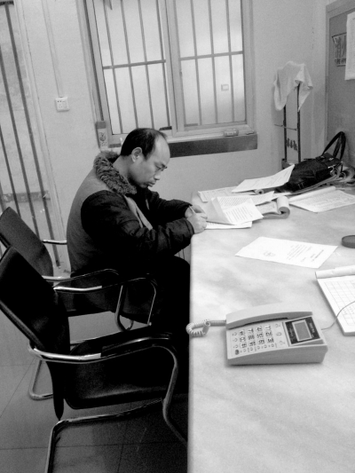 侯見志在看守所中簽署上訴書。律師供圖