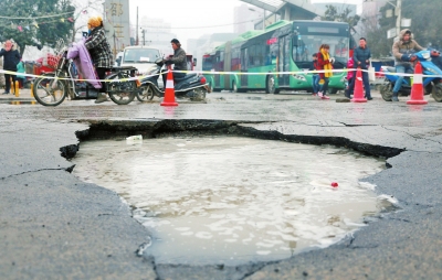 　路面陷了個(gè)大坑，下面是自來(lái)水公司的主管道。
