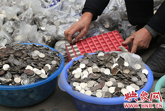 這筆“巨資”大部分已被員工清點(diǎn)好，都是1元硬幣，每500元用一小袋裝起來。