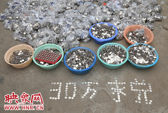 據(jù)負(fù)責(zé)清點(diǎn)“巨資”的張大爺介紹，這筆“巨資”積攢了兩個(gè)月左右，有30萬左右，重達(dá)3000多斤。